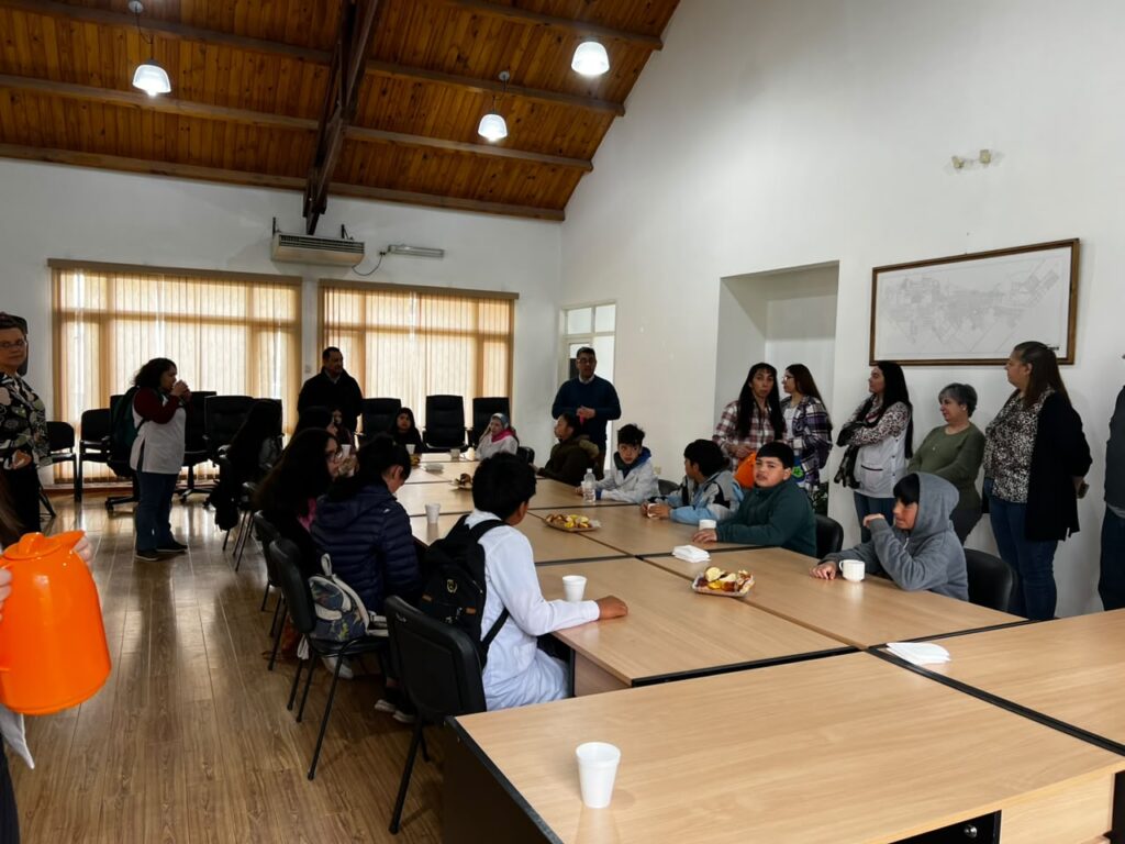 Alumnos de la Escuela N° 96 de Aldea Escolar visitaron instituciones de Trevelin